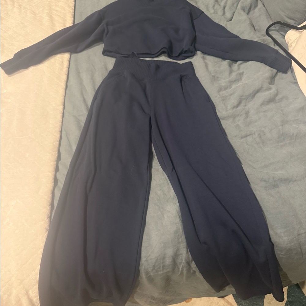 Alo navy cropped mockneck sweatshirt and wide leg sweatpants